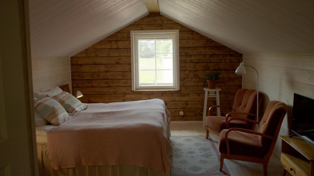 BrändöBrändö Bike and Bed的一间卧室设有一张床和一个窗口