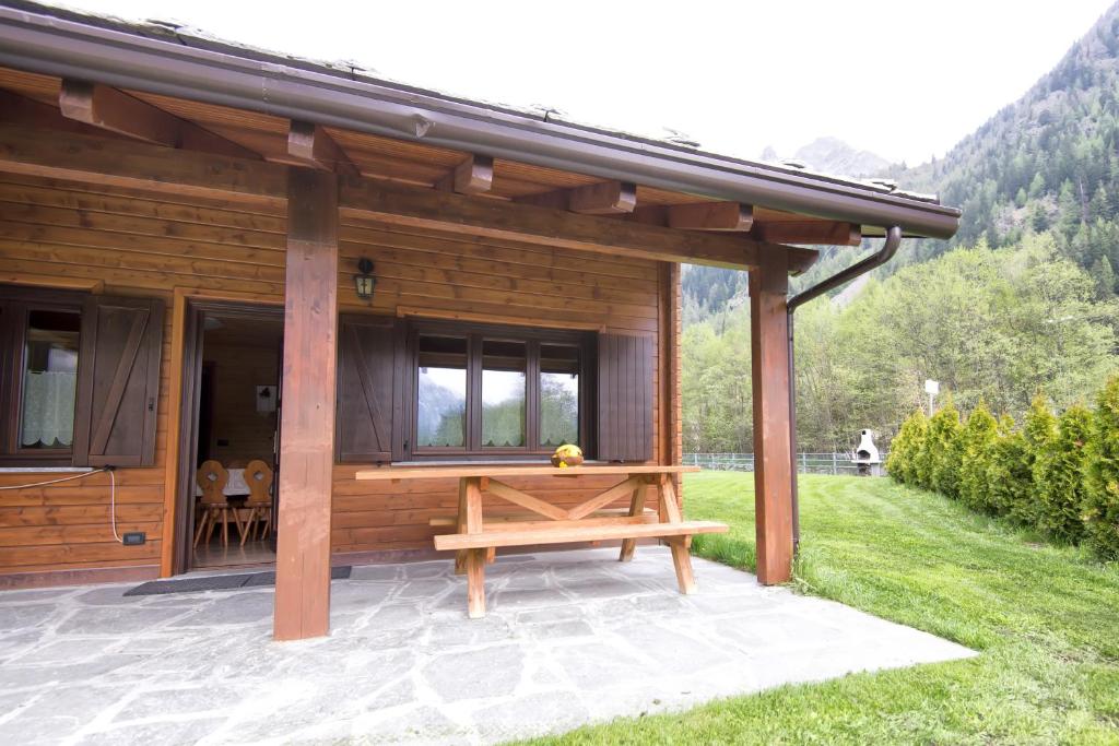 格雷索圣尚玛格丽特露营度假酒店的小木屋 - 带天井野餐桌