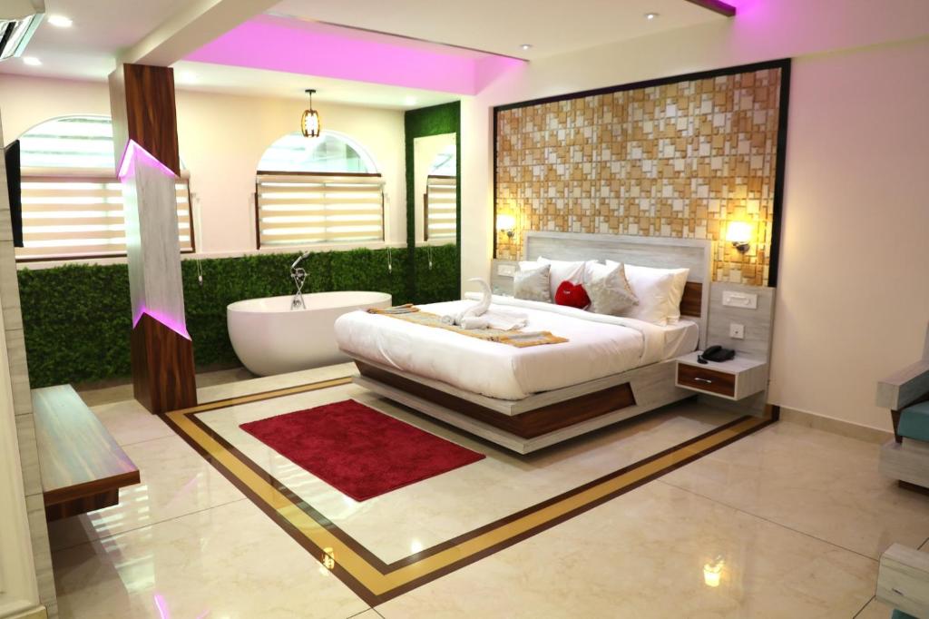 玛纳多迪ROYAL CASTLE HOTEL的一间卧室设有一张大床和一个浴缸