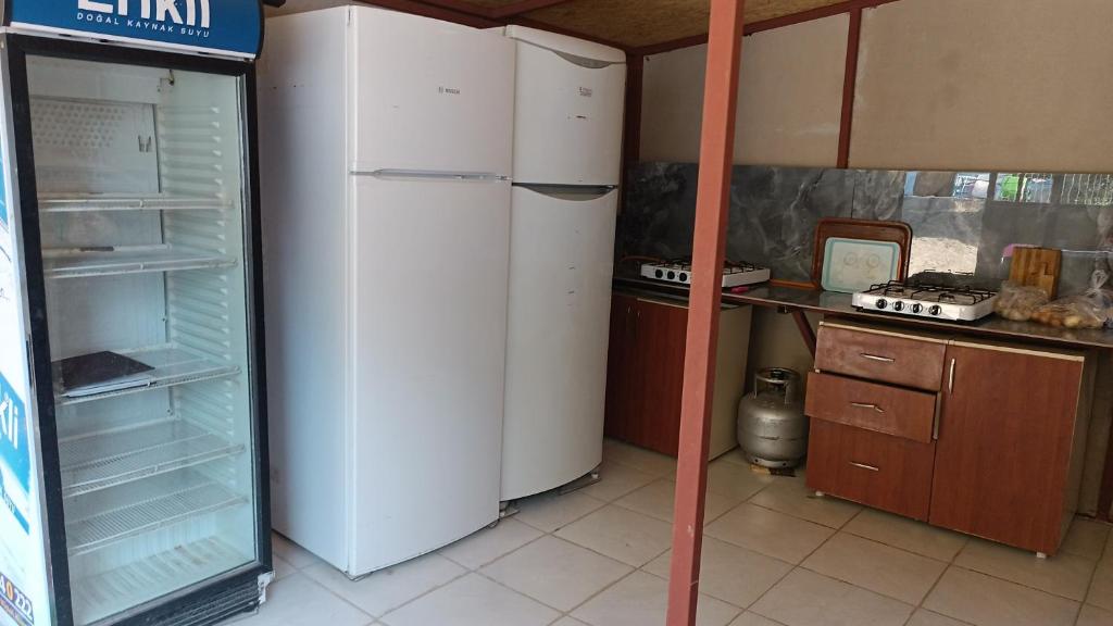 KöyceğizEs&Es campıng ve bungalov的厨房配有2台冰箱和1台开放式冰箱。