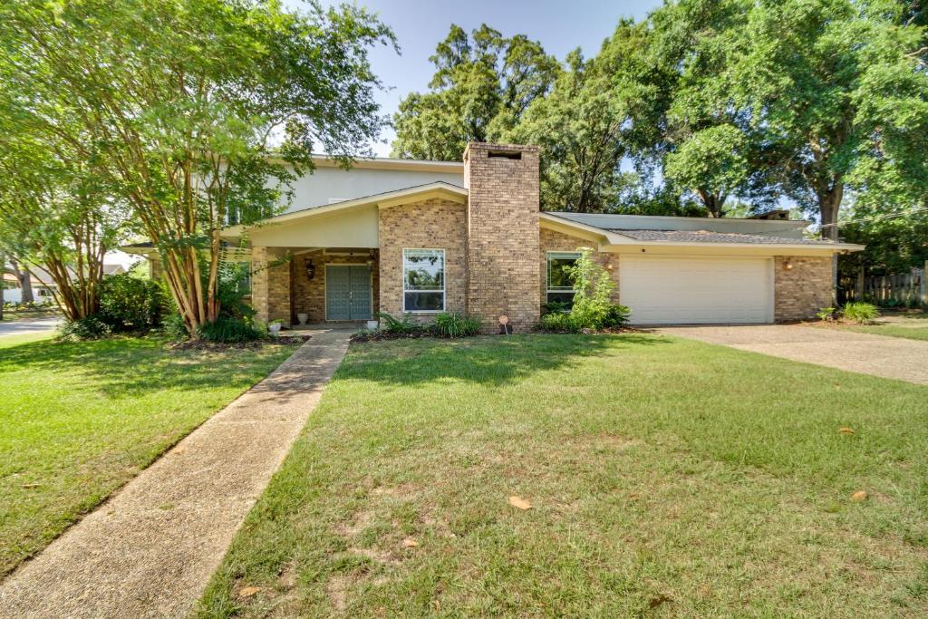 比洛克西Spacious Biloxi Home with Patio and Private Yard!的车道和车库的房子