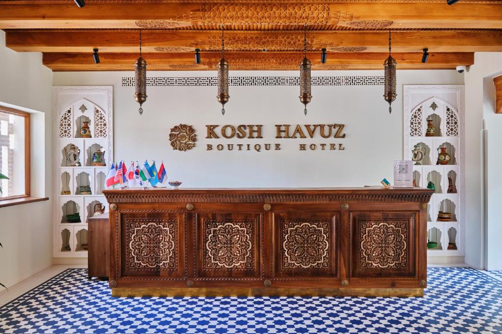 撒马尔罕Kosh Havuz boutique hotel的一间储藏室,里面装有木坛