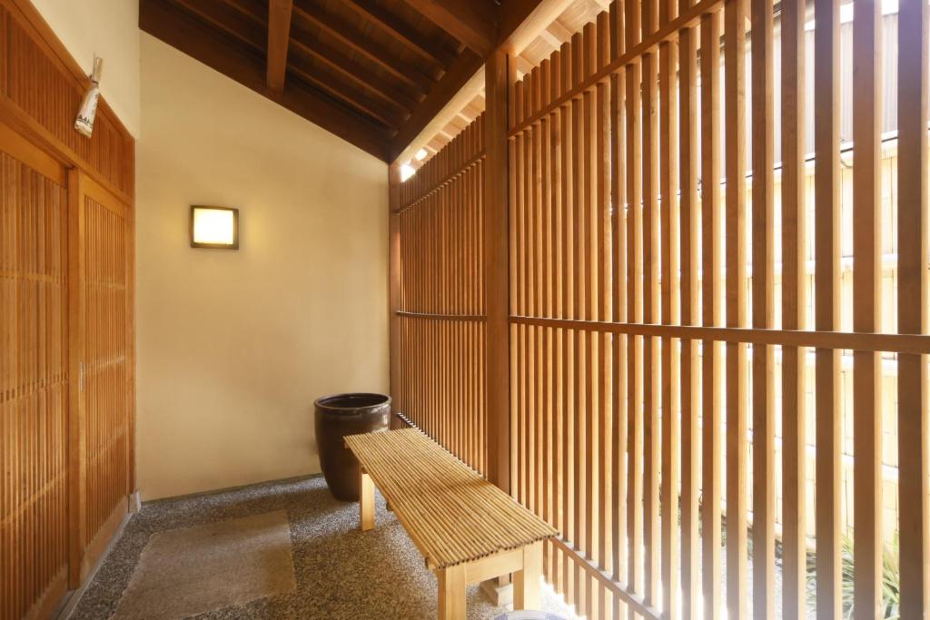 京都Towa Ryokan的木凳,设有木窗