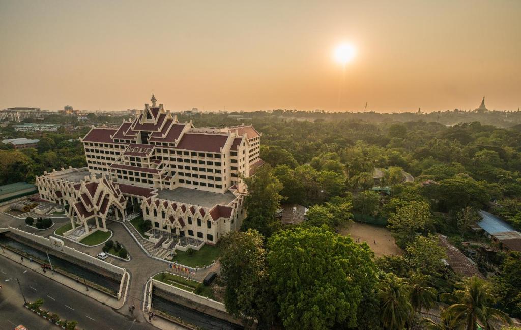 仰光玫瑰花园酒店的建筑的空中景观,背景是日落