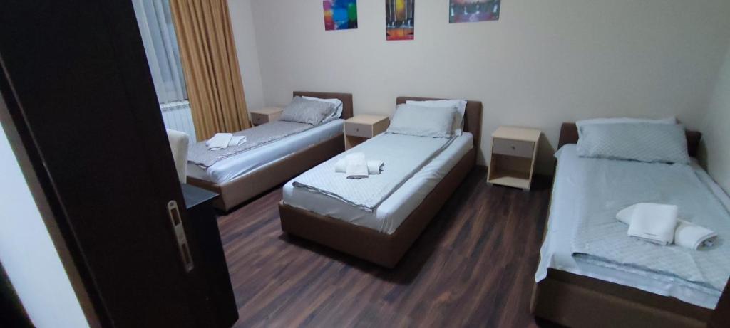 博尔Apartmani AMB STIL的一间小房间,配有两张床和一张沙发