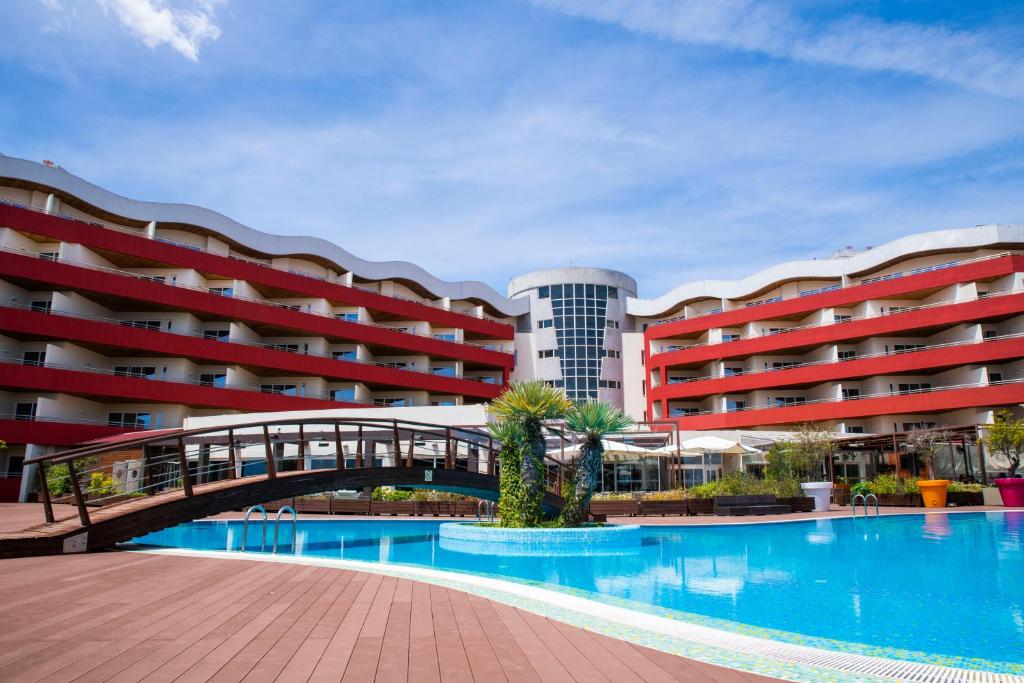 琳达阿韦立亚MS Aparthotel的一座带游泳池和桥梁的酒店