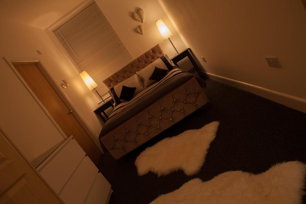 哈利法克斯Urban Chic Suite - Simple2let Serviced Apartments的一间带床的卧室,位于带灯的房间