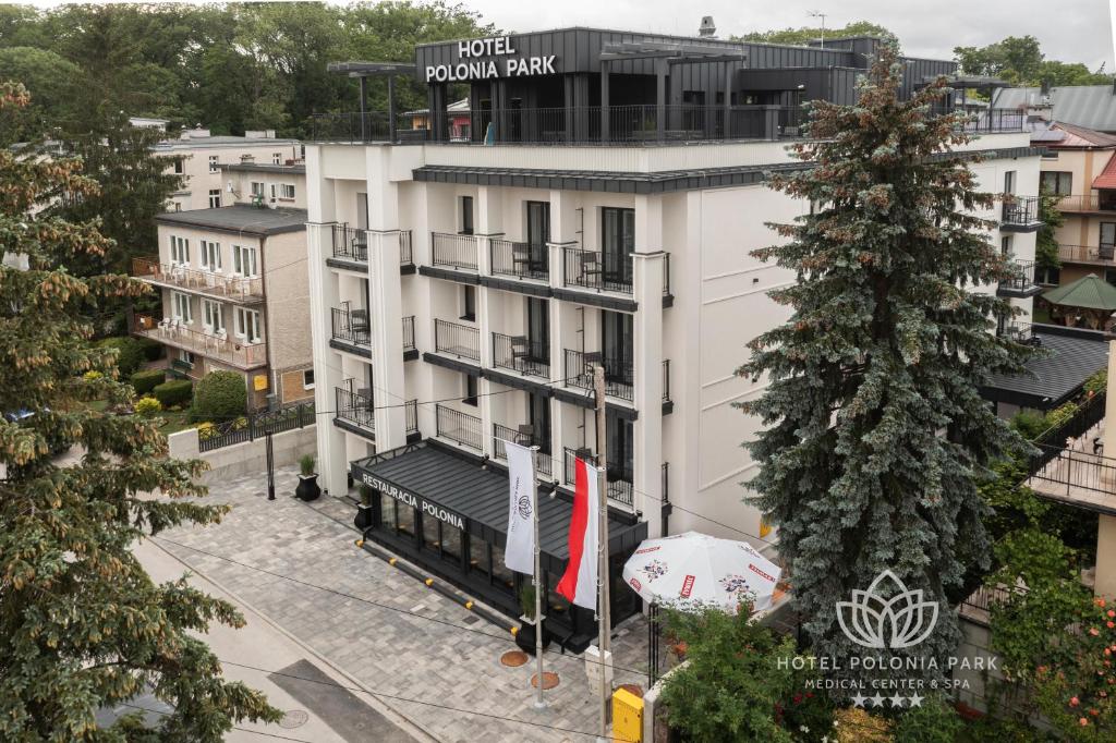 布斯克·兹德鲁伊Hotel Polonia PARK Medical Center & Spa的享有酒店空中景色,拥有圣诞树