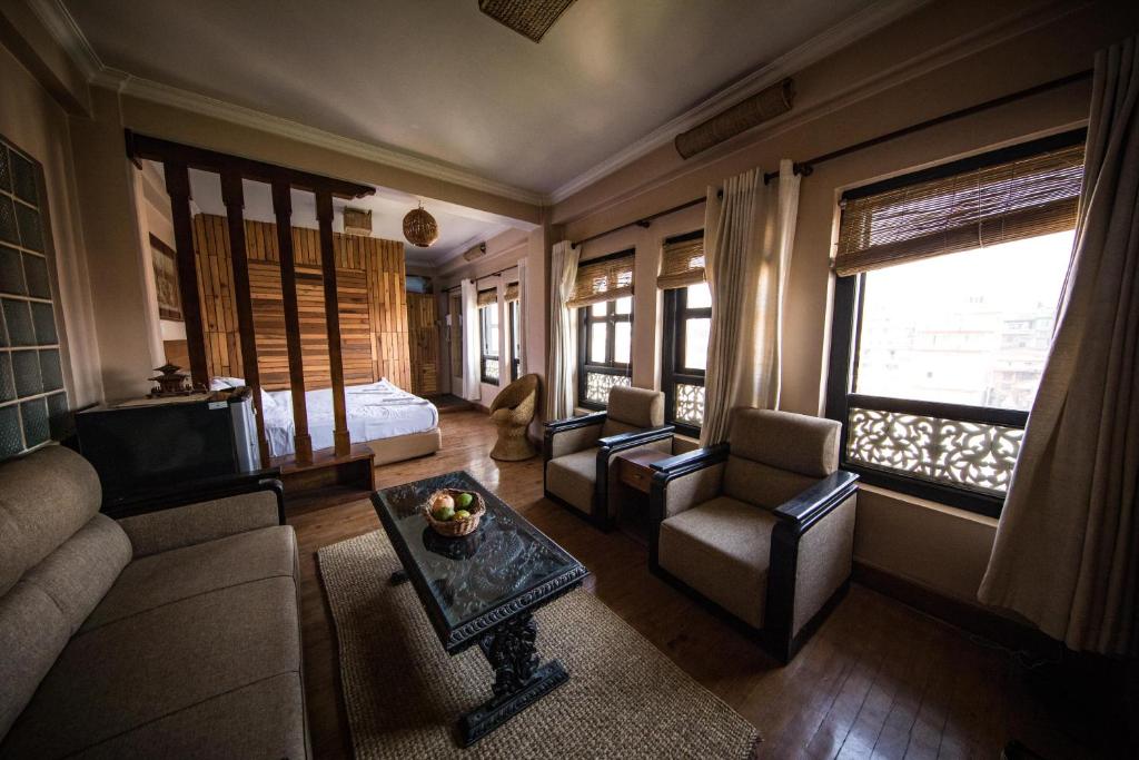 帕坦塔加发住宿加早餐旅馆的客厅配有沙发和1张床