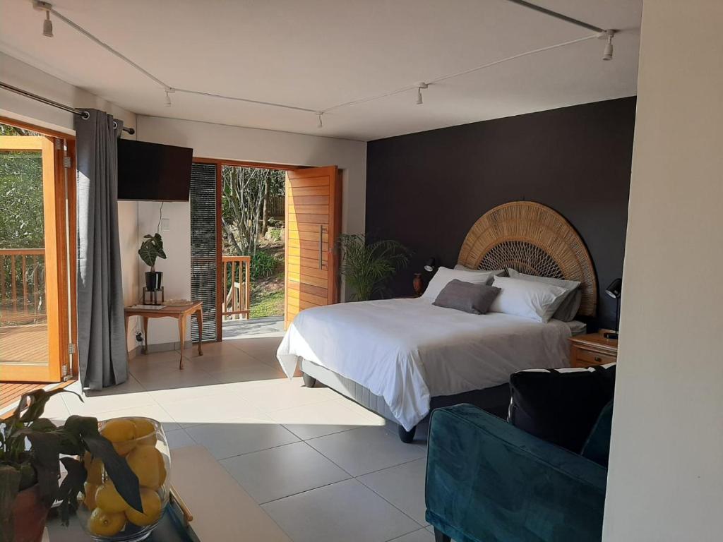 克卢夫Nkutu River Lodge的一间卧室设有一张床和一间客厅。