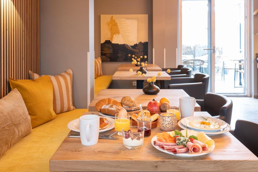 博尔库姆Hotel Tide42的客厅里的早餐食品餐桌