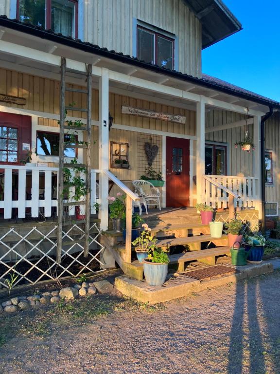克里斯蒂娜港Karaby Gård, Country Living的一座带木门廊的房屋,设有木楼梯