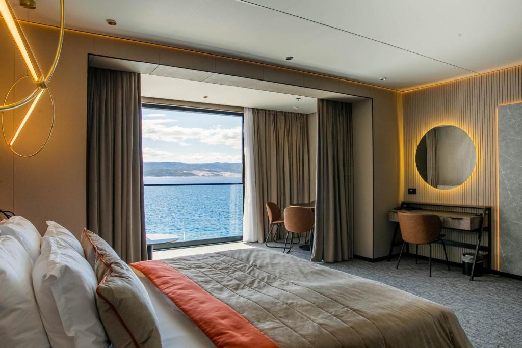 奥米什Hotel Medistone的酒店客房设有带大窗户的大卧室。