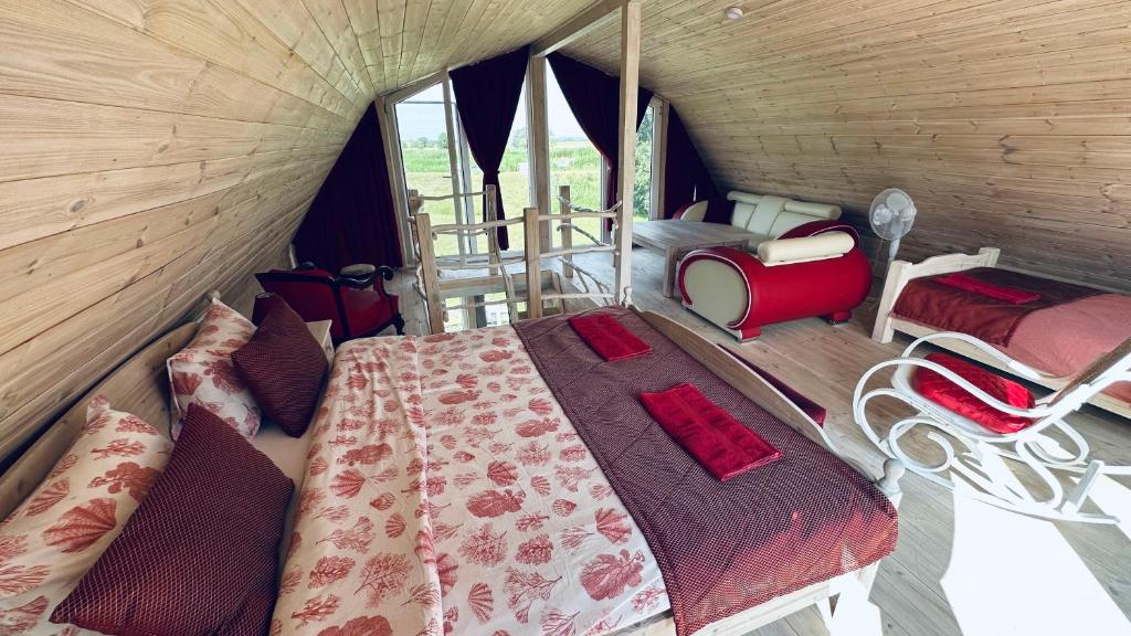 迪勒维尔纳Saulėlydis的帐篷内带一张床和椅子的房间