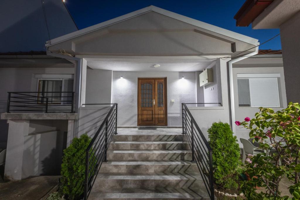 盖夫盖利亚Guest House - Axios的白色的房子,设有楼梯和木门