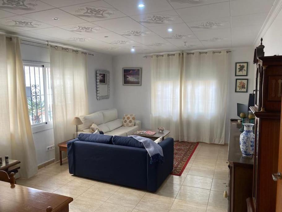 卡内·德·玛尔Big & cozy beach canet de Mar的客厅配有蓝色的沙发和桌子