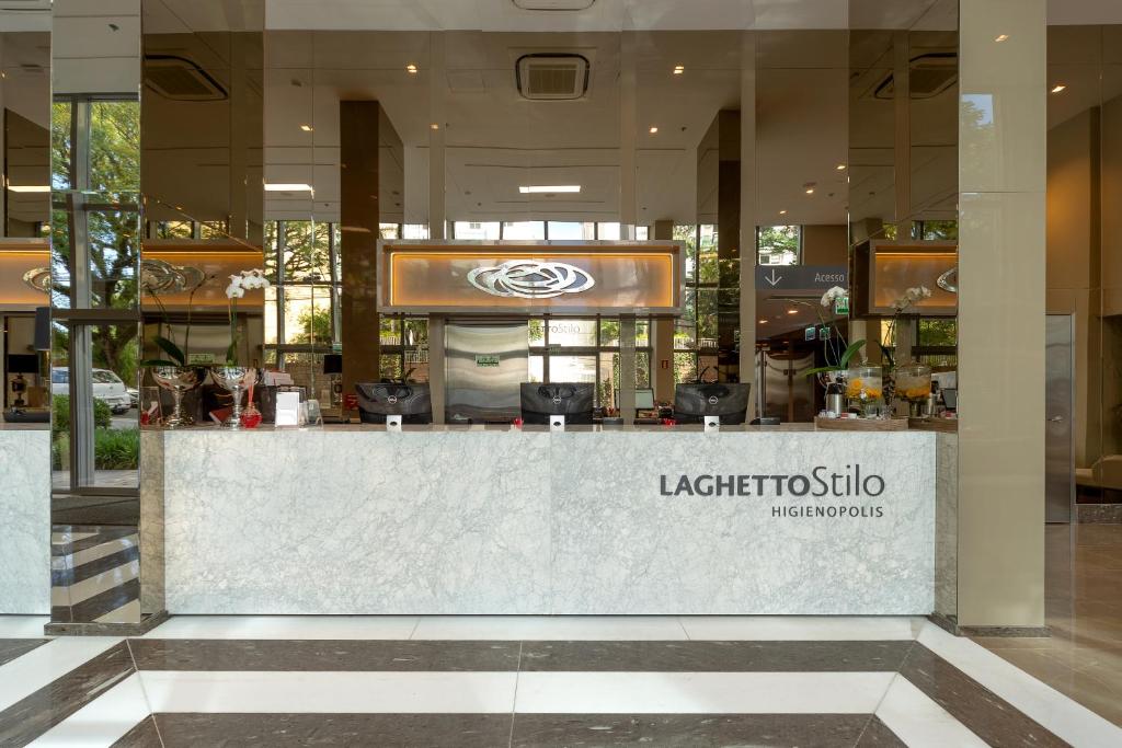 阿雷格里港Hotel Laghetto Stilo Higienópolis的大楼内带柜台的餐厅