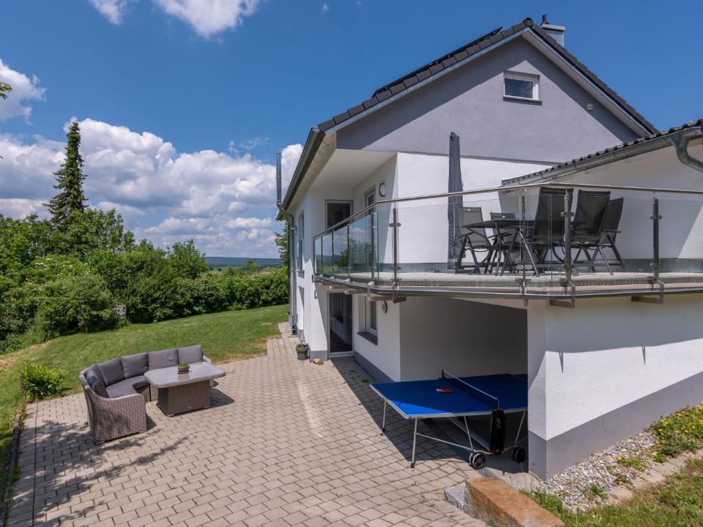 迪蒂斯豪森Holiday Home Schwarzwald by Interhome的带阳台和庭院的度假屋
