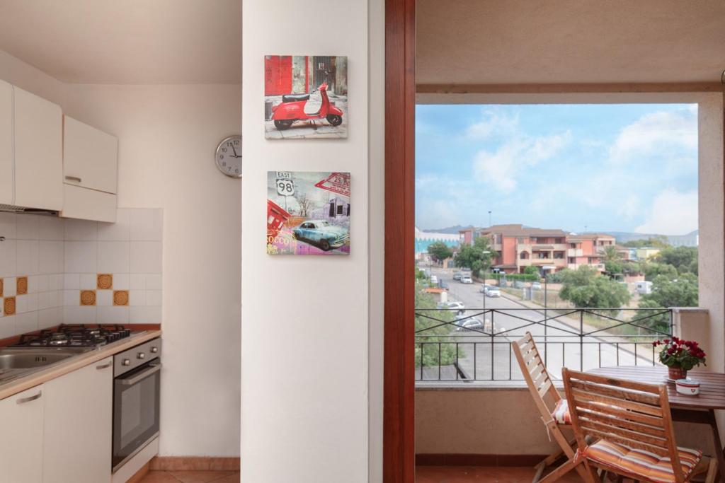 奥尔比亚Casa Olbiamare by Wonderful Italy的厨房设有街景阳台