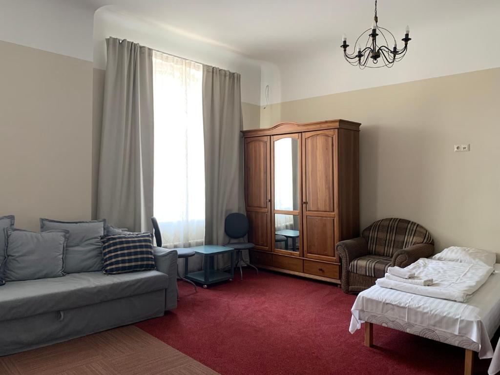 里加雅可布仁兹宾馆的客厅配有沙发和椅子