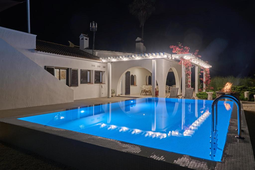 L'EucaliptusCasa Eucaliptus的夜间在房子前面的游泳池