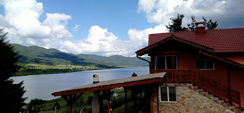 瑟尔尼察Къща за гости Джамбазови的享有湖泊和山脉美景的度假屋