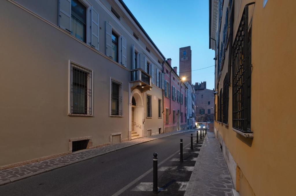 曼托瓦Ca' Tazzoli的一条有楼房的小巷里空荡荡的街道