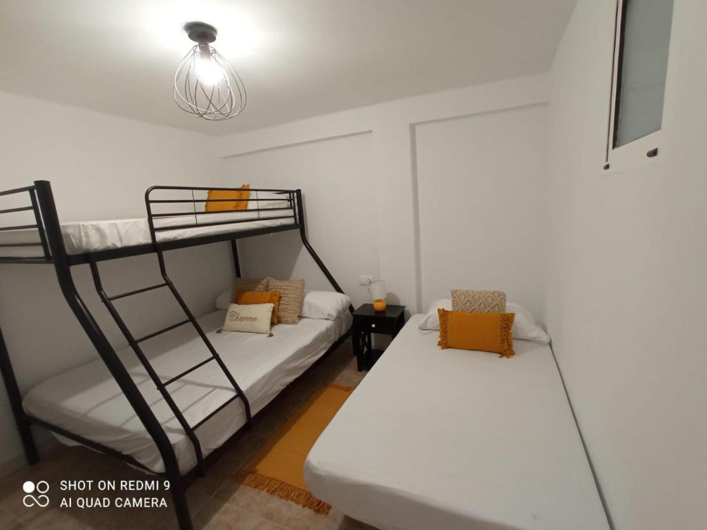 拉皮内达Paraíso beach的一间卧室配有两张双层床和一盏灯。