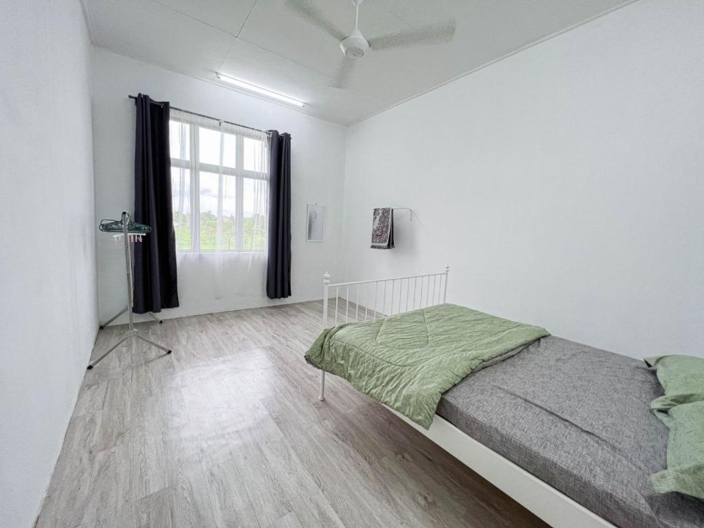 丹那美拉COZY HOMESTAY的白色的卧室设有床和窗户