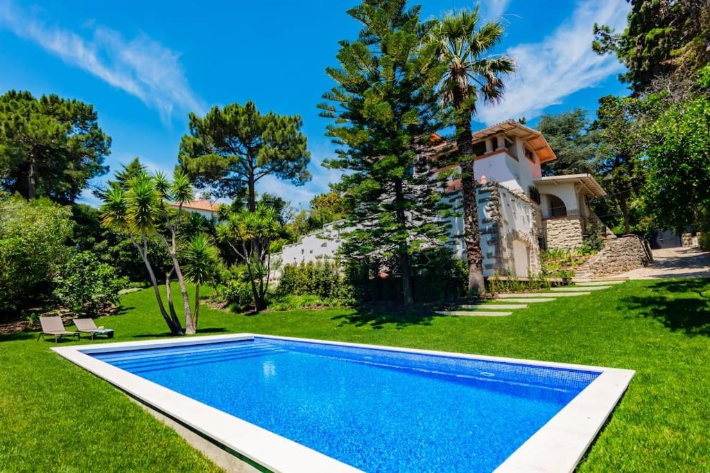 埃斯托利尔Estoril Royal Atlantic Villa with Ocean View的一座房子的院子内的游泳池