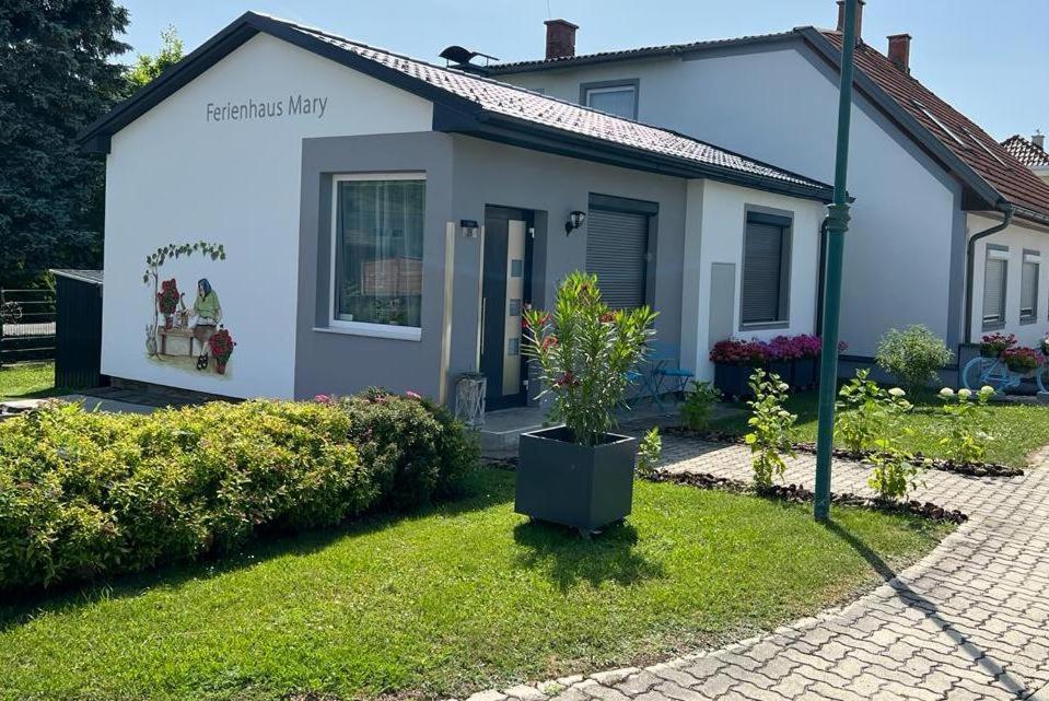 Ferienhaus Mary im Südburgenland的院子里有植物的小白色房子