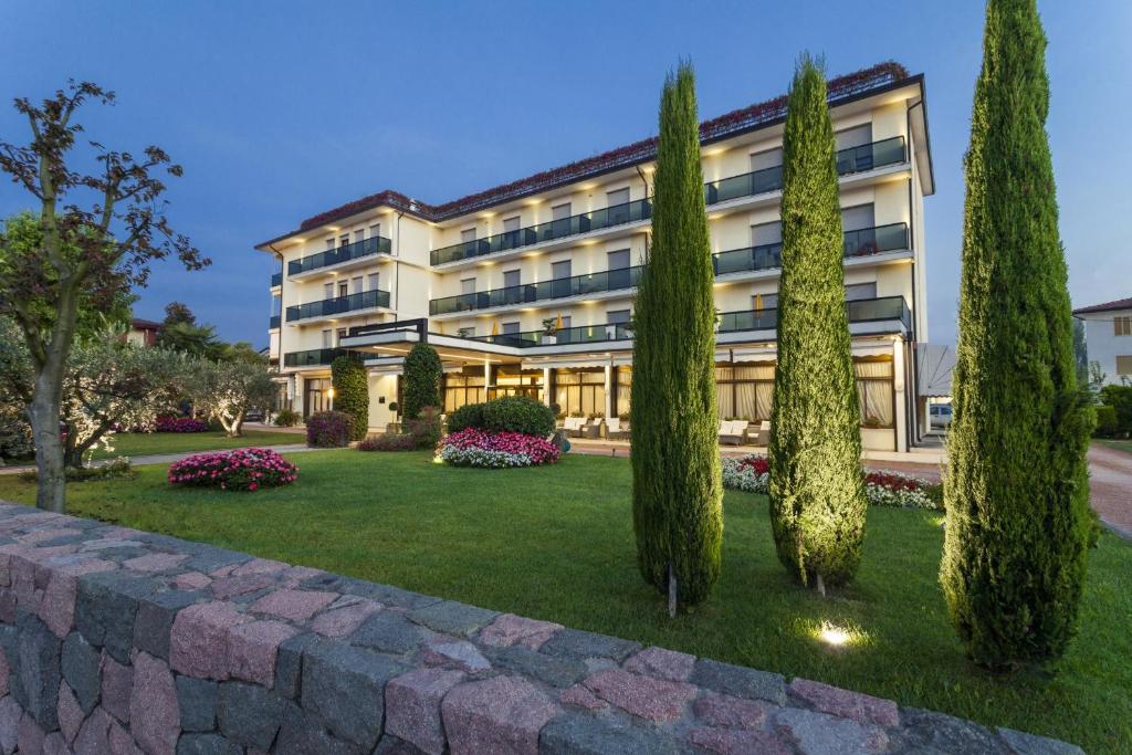 阿巴诺泰尔梅大西洋天然温泉酒店的一座建筑前有树木的酒店