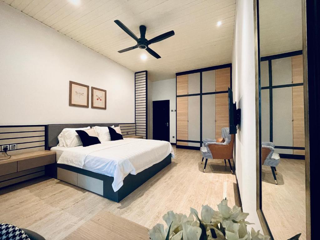 怡保Regent Leisure & Event的一间卧室配有一张床和吊扇
