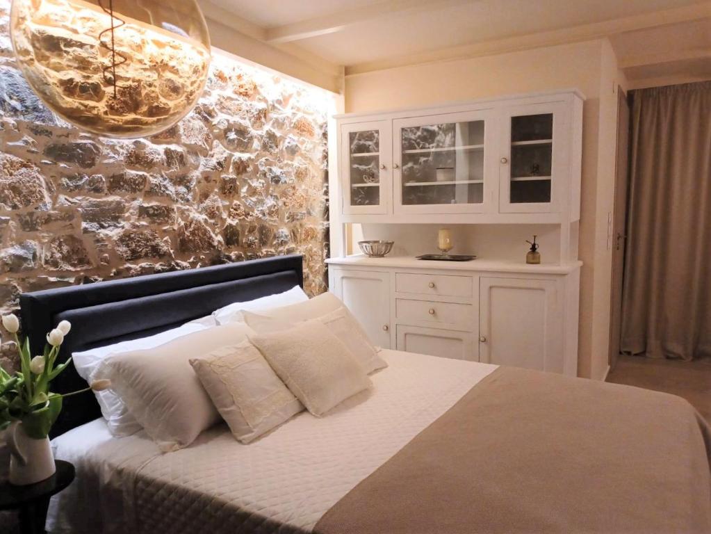 萨摩斯Angel's Suites的一间卧室配有带白色枕头的床