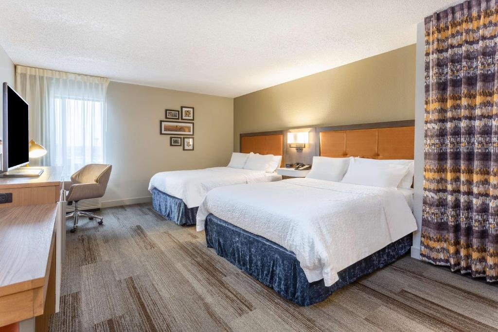 锡达拉皮兹锡达拉皮兹汉普顿酒店的酒店客房设有两张床和一台平面电视。