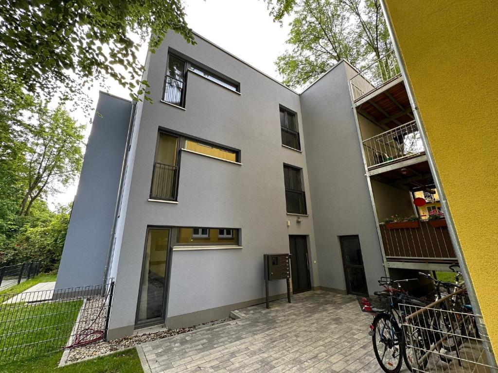 奥格斯堡MM Lodge - Apartments in Innenstadtlage mit Parkplatz的停在前面的一座带摩托车的建筑
