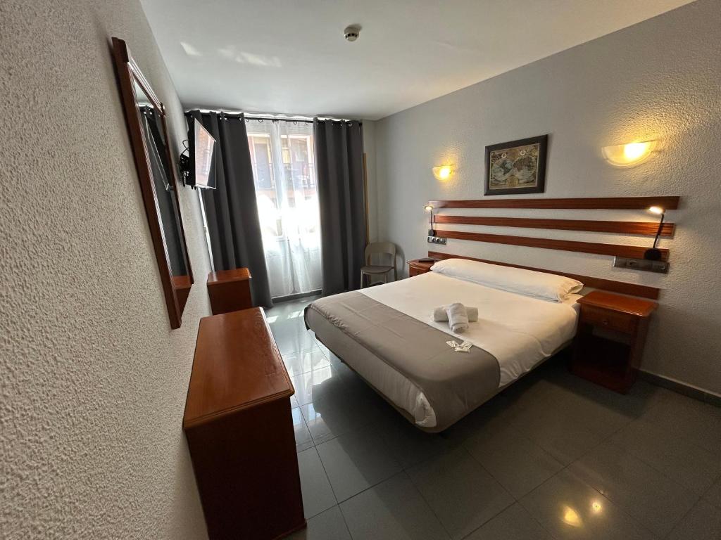 瓦尔德莫罗瓦尔德莫罗酒店的酒店客房设有床和窗户。