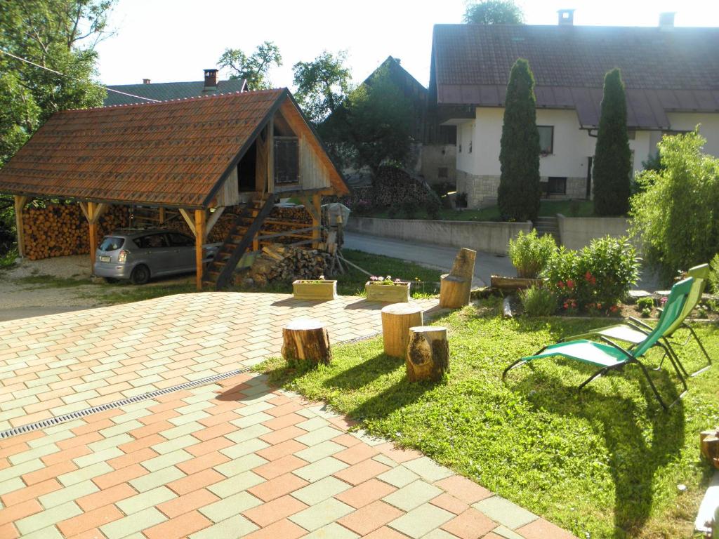 班斯卡比斯特里察Tubej turist farm - wooden hayloft的一个带凉亭、长凳和房子的花园