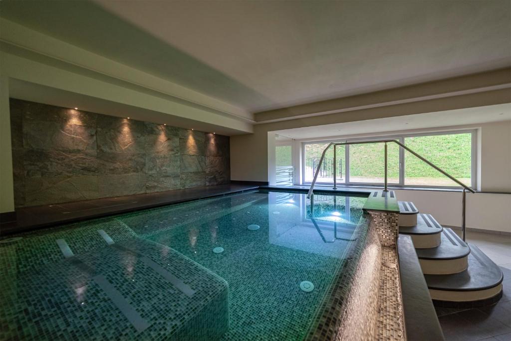 Hotel Garnì Paradisi - Wellness & Spa内部或周边的泳池