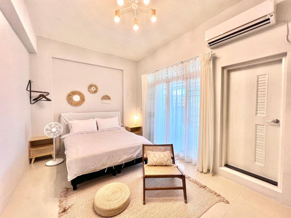 台东三兄弟民宿的卧室配有床、椅子和窗户。