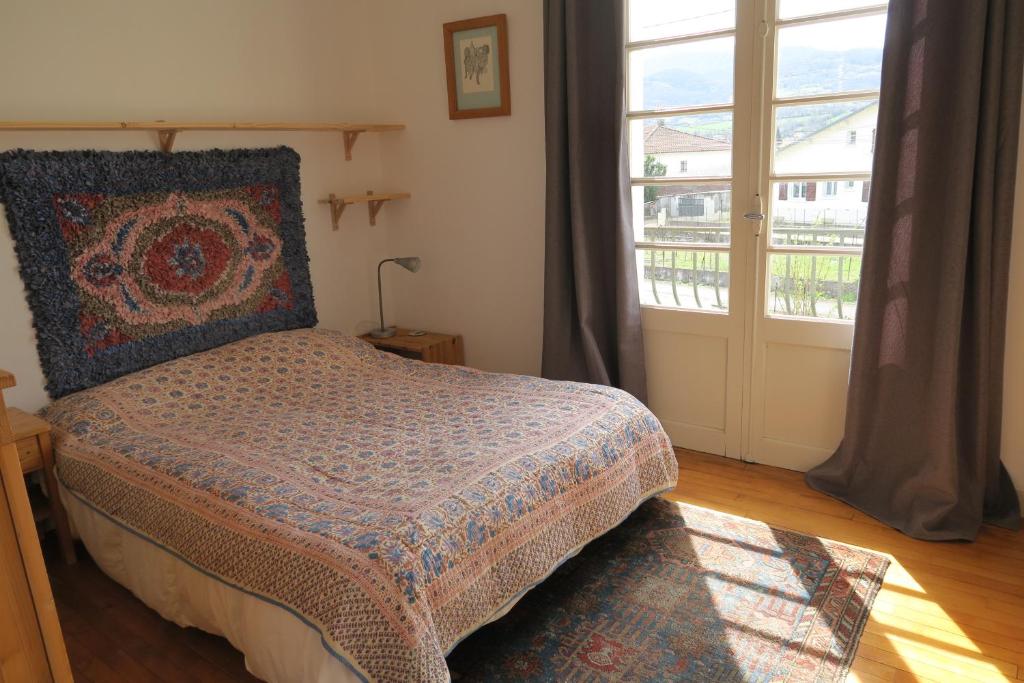 圣吉隆No.5的一间卧室设有一张床和一个大窗户