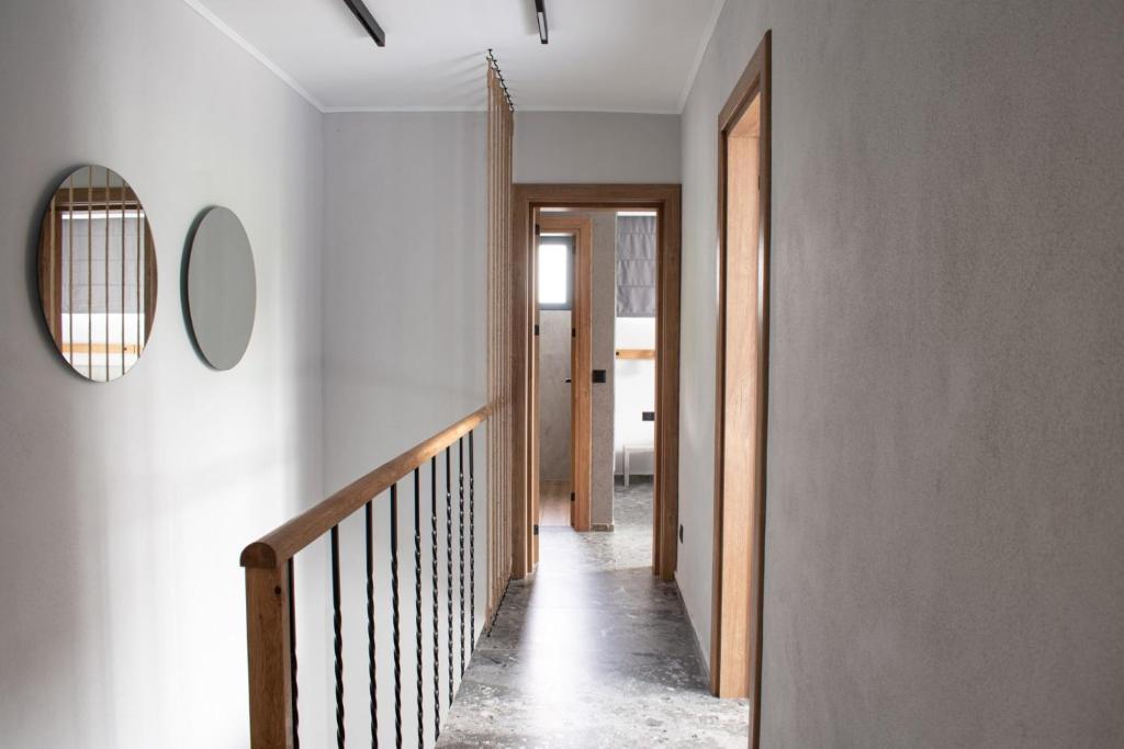 洛泽内茨Villas Park Lozenets的走廊上设有楼梯和镜子