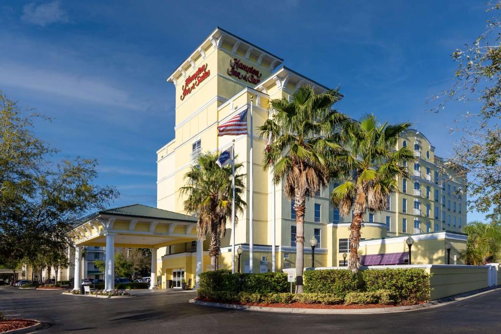 杰克逊维尔Hampton Inn & Suites Jacksonville Deerwood Park的一座酒店大楼前面有棕榈树