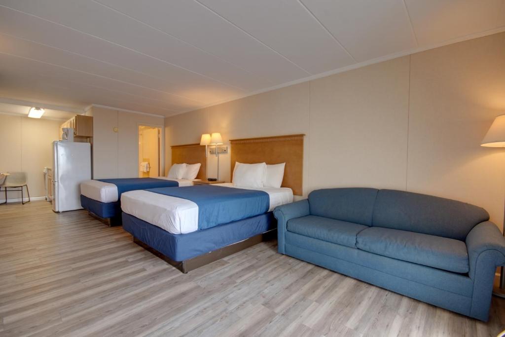 大洋城火烈鸟汽车旅馆的酒店客房,设有两张床和一张沙发