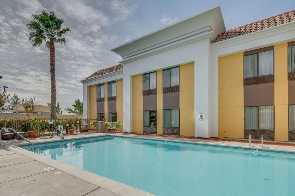 利弗莫尔利弗莫尔汉姆顿旅馆的棕榈树建筑前的游泳池