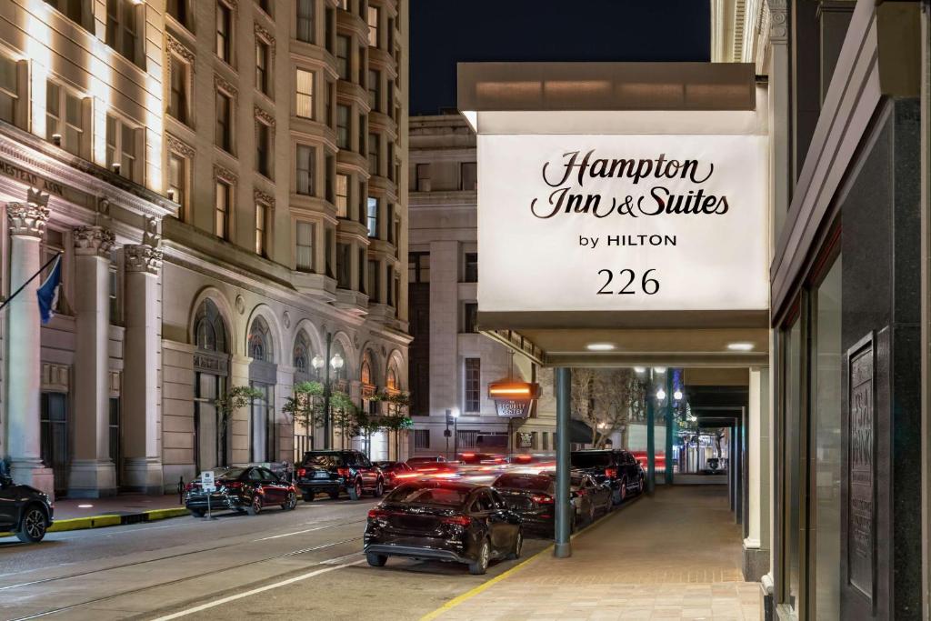 新奥尔良法国区中心汉普顿酒店的城市街道上汽车经销商的标志
