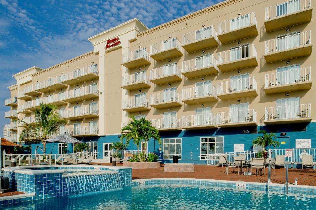 大洋城海洋城汉普顿套房酒店 的从游泳池可欣赏到酒店景色