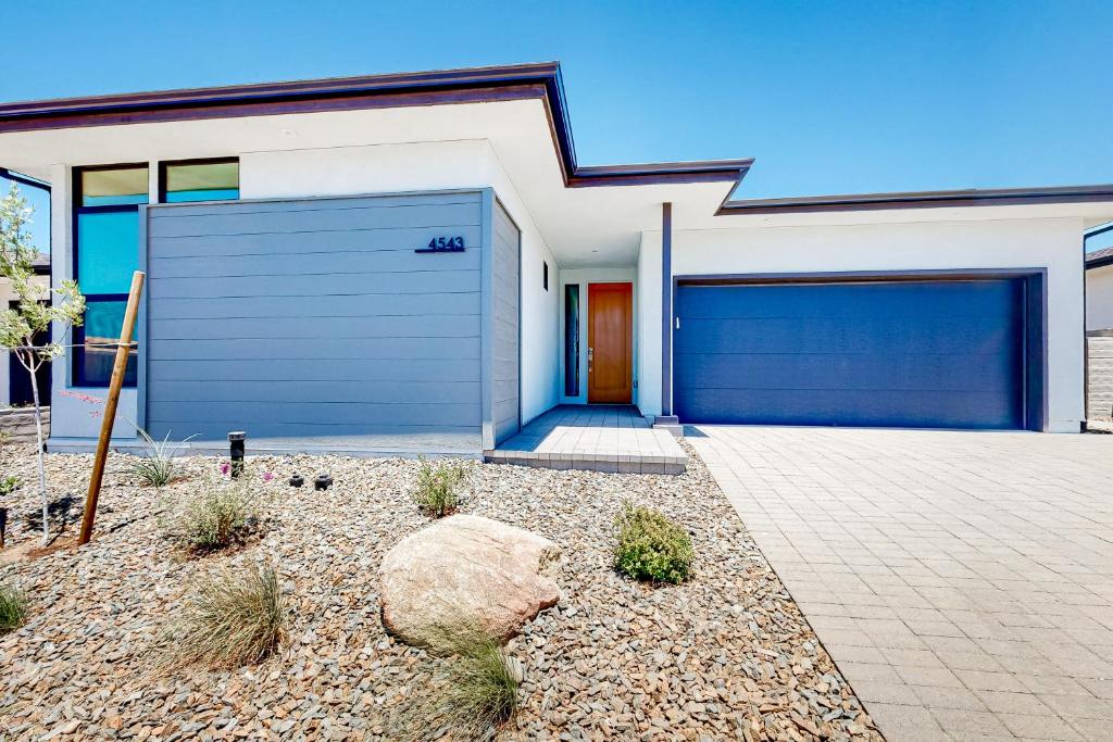 普雷斯科特山谷Desert Oasis的白色的房子,设有蓝色的车库门