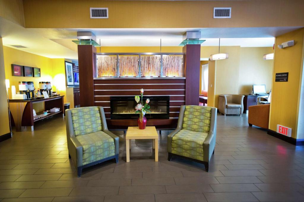 萨克拉门托萨克拉门托 - 奥本大道汉普顿酒店及套房的医院的大厅,有两把椅子和一张桌子