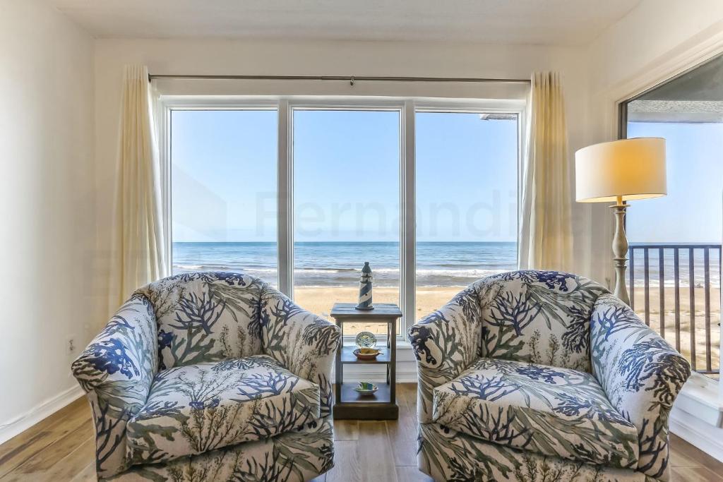 费南迪纳比奇Oceans Of Amelia - 309的客厅设有两把椅子,享有海景